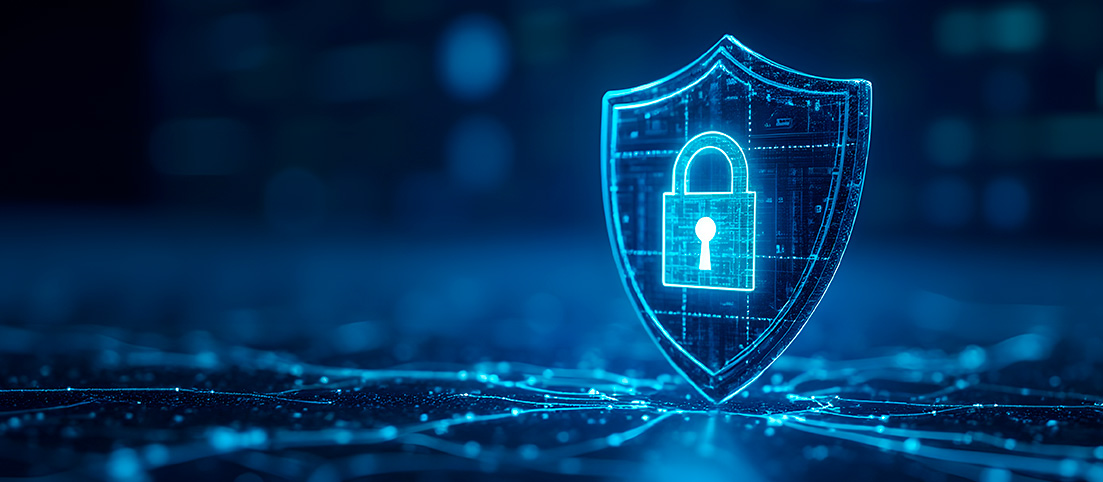 Digitálny modrý štít s ikonou zámku symbolizujúci kybernetickú bezpečnosť a ochranu dát.