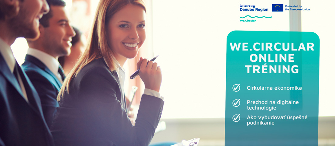 Skupina usmievajúcich sa ľudí na školení, text WE.CIRCULAR ONLINE TRÉNING, témy: cirkulárna ekonomika, digitálne technológie,