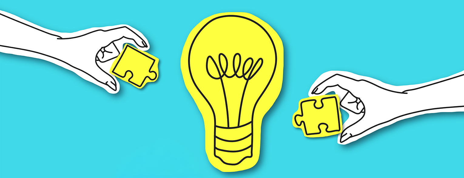 Dve ruky držia žlté puzzle kusy smerujúce k žiarovke na modrom pozadí symbolizujúce riešenie a nápady.