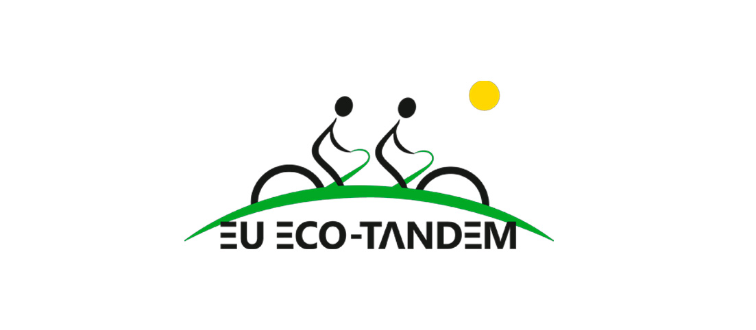 Dve abstraktné postavy na tandeme nad zeleným kopcom, žlté slnko, text EU ECO-TANDEM.