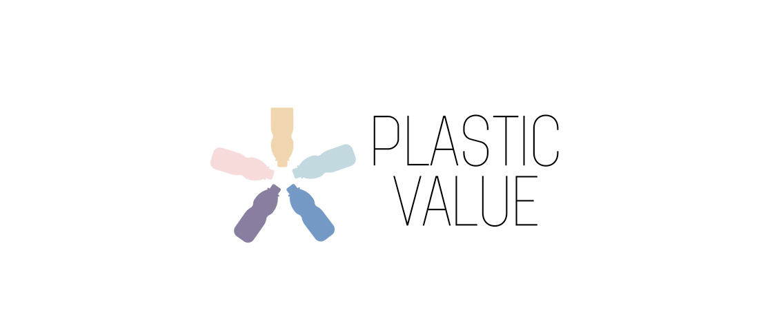 Farebné siluety plastových fliaš usporiadané do kruhu vedľa nápisu Plastic Value.