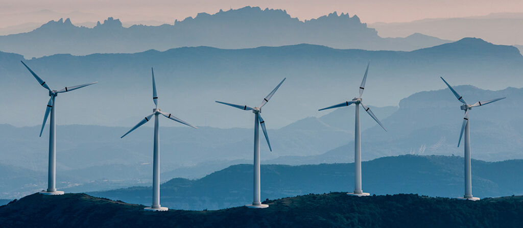 Päť veterných turbín umiestnených vedľa seba.