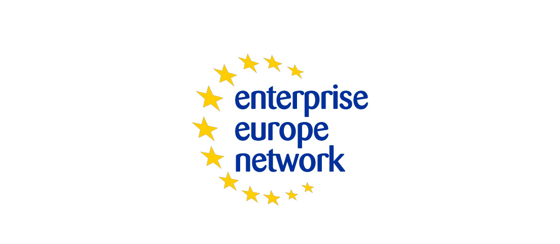 Logo Enterprise Europe Network s modrým textom a žltými hviezdami v tvare kruhu.