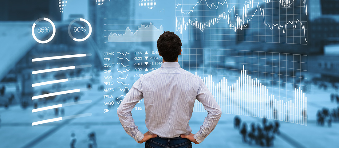 Muž sleduje digitálne grafy a štatistiky akcií s percentuálnymi ukazovateľmi 85% a 60% v pozadí mesta.
