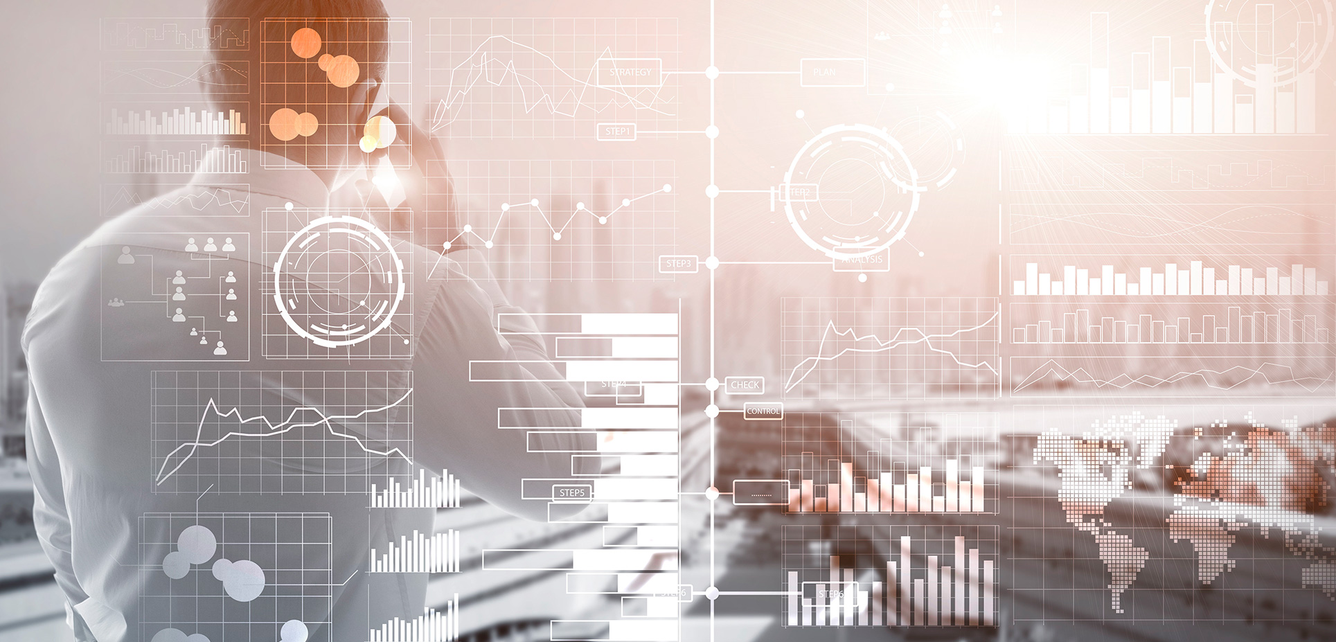 Muž v bielej košeli sleduje digitálne grafy, diagramy a mapu sveta s dátovou analýzou a stratégiou.