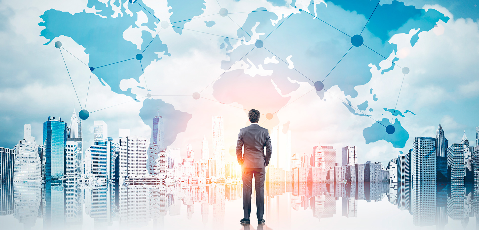Muž v obleku stojaci pred panorámou mesta s prepojenou svetovou mapou na pozadí symbolizujúcou globalizáciu.