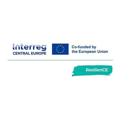Logo Interreg Central Europe, vlajka Európskej únie a nápis ResilienCE na zelenom pozadí.