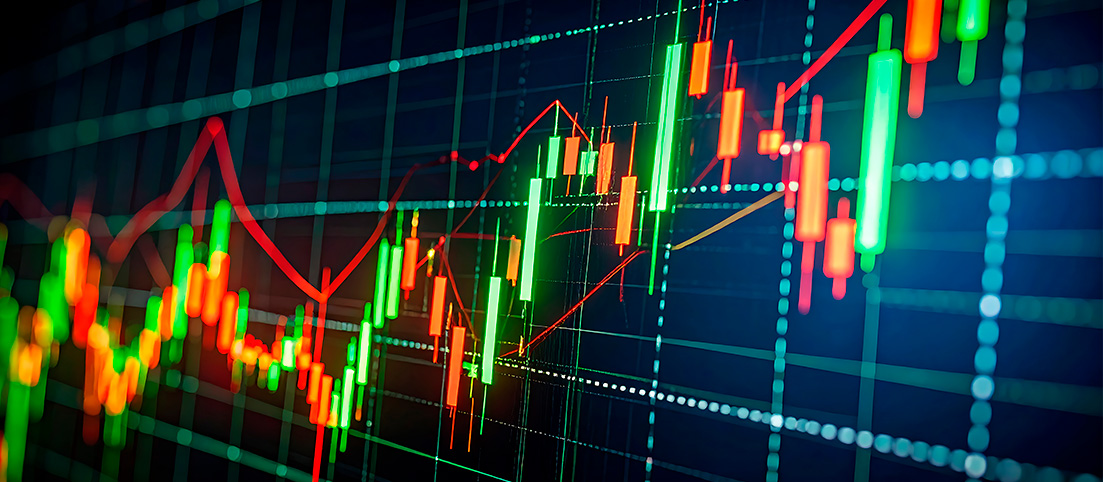Finančný graf s červenými a zelenými sviečkami zobrazujúci rastúce a klesajúce trhové trendy.