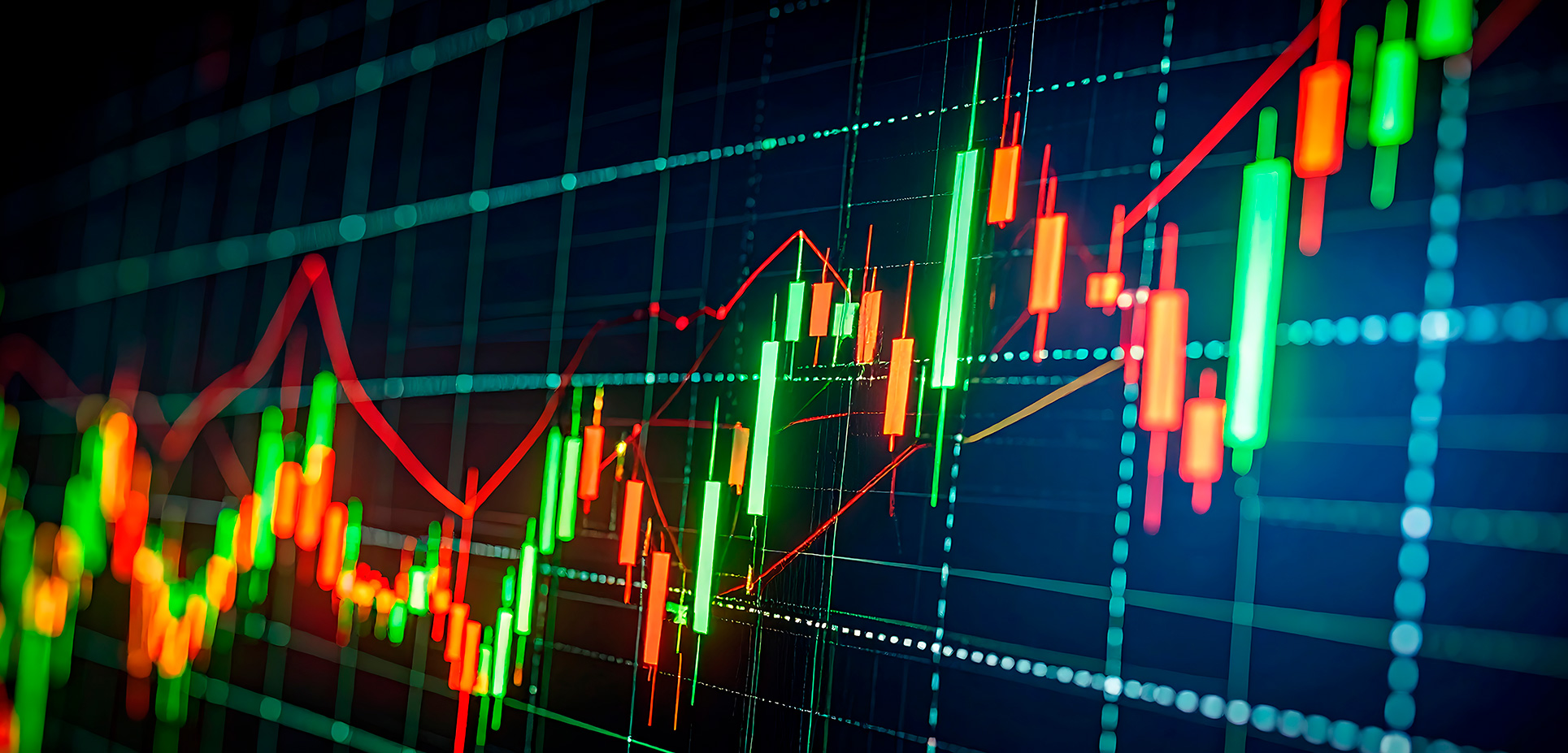 Farebné sviečkové grafy a červená trendová čiara na finančnom grafe s mriežkou na tmavom pozadí.