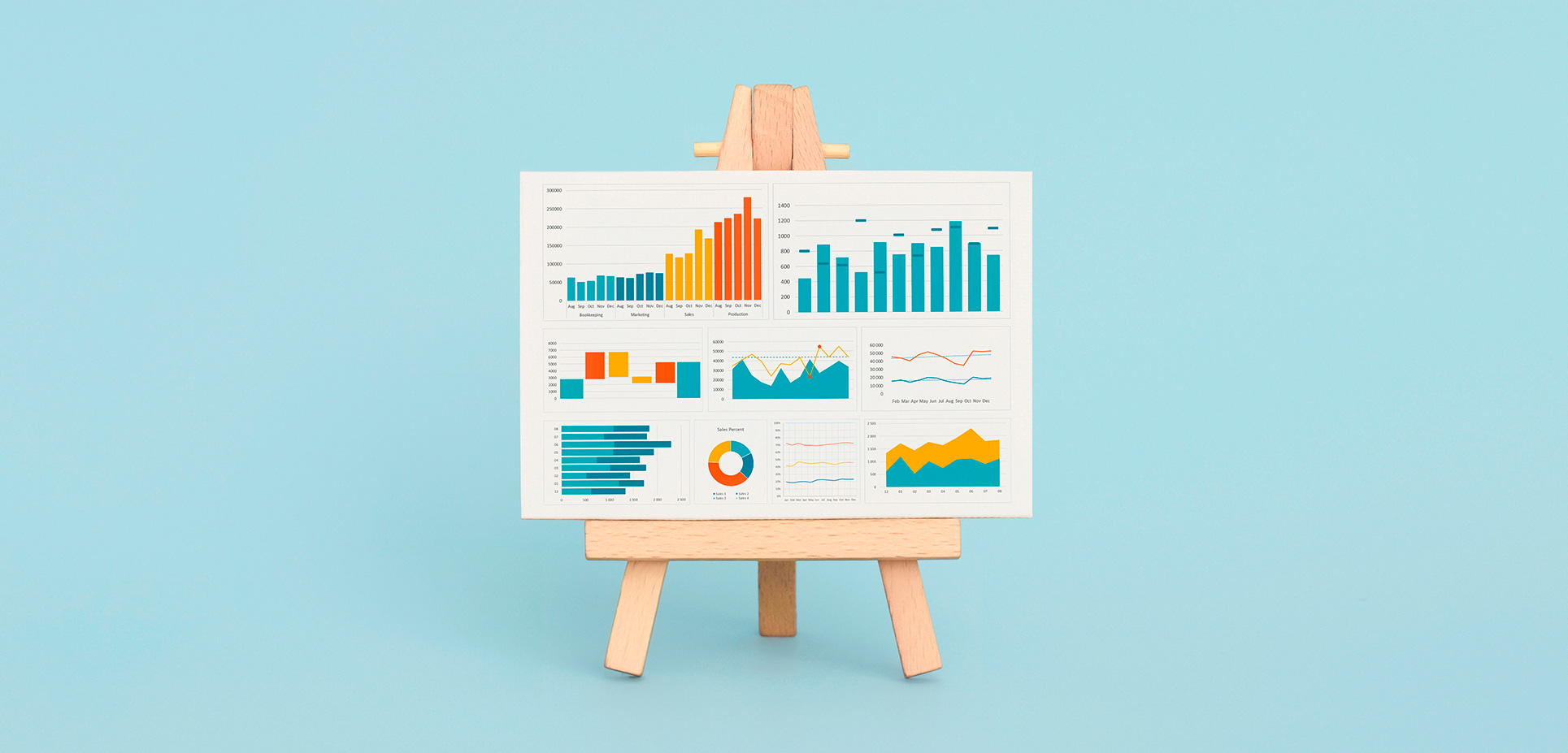 Tabuľka s rôznymi grafmi a štatistikami na drevenom stojane na modrom pozadí