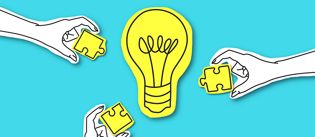 Tri ruky držia žlté puzzle kúsky smerujúce k žiarovke na modrom pozadí symbolizujúce spoluprácu a nápady.