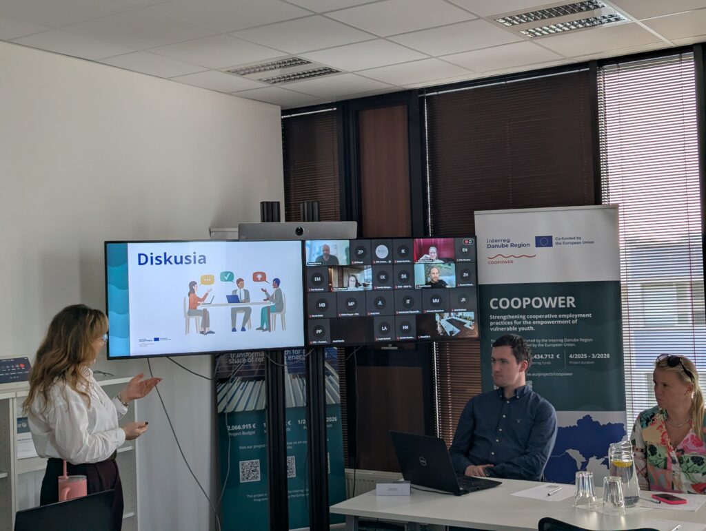 Ú4astníci projektu debatujú za stolom.