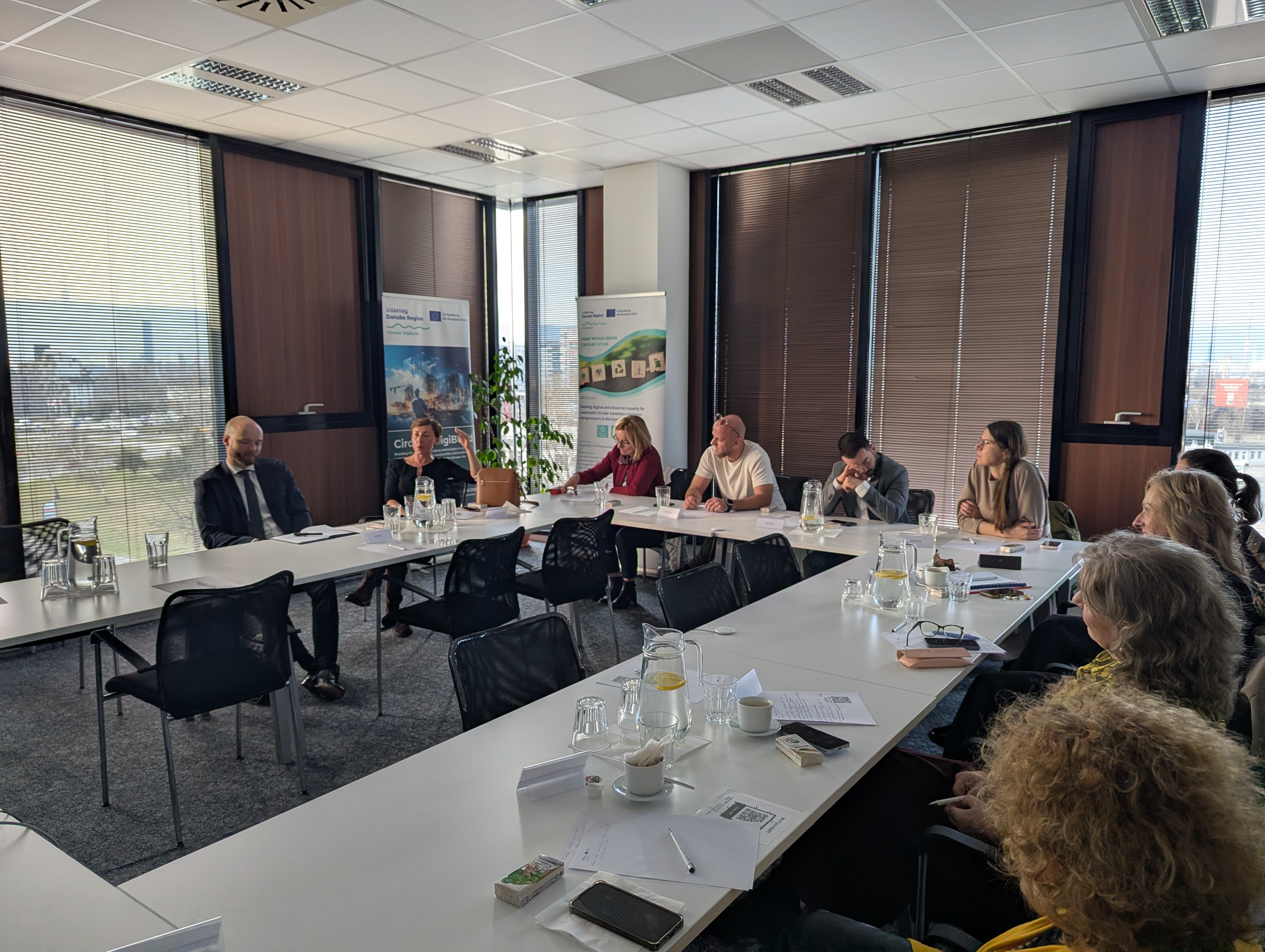 Výmena názorov za stolom počas stretnutia ku projektu.