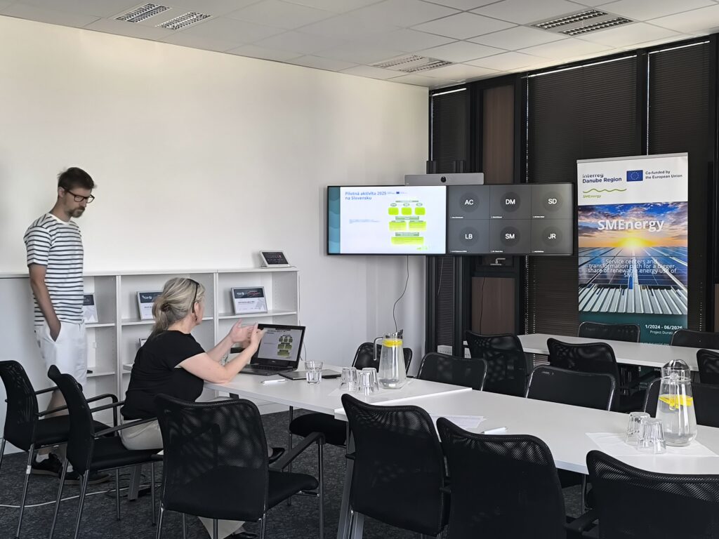 Stakeholderi projektu SMEnergy a odborníci zapojení Slovak Business Agentúrou,  spolu so zástupcami Ministerstva hospodárstva SR, Slovenskou inovačnou a energetickou agentúrou a zástupcami malých a stredných podnikov sa stretli na 3. národnom stretnutí SMEnergy v Bratislave v júni 2025, kde diskutovali a spolupracovali na pripravovanej pilotnej aktivite.