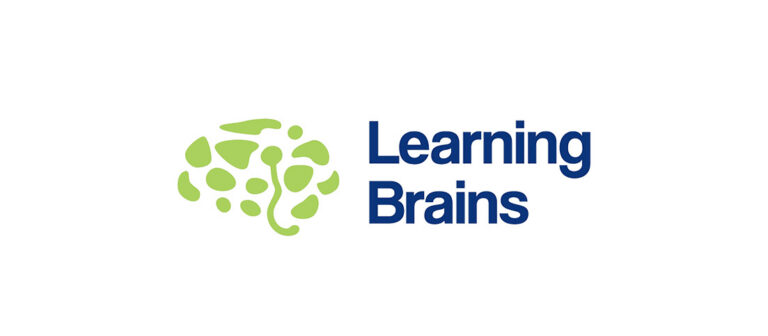 Zelený abstraktný mozog zložený z tvarov vedľa modrého textu Learning Brains na bielom pozadí