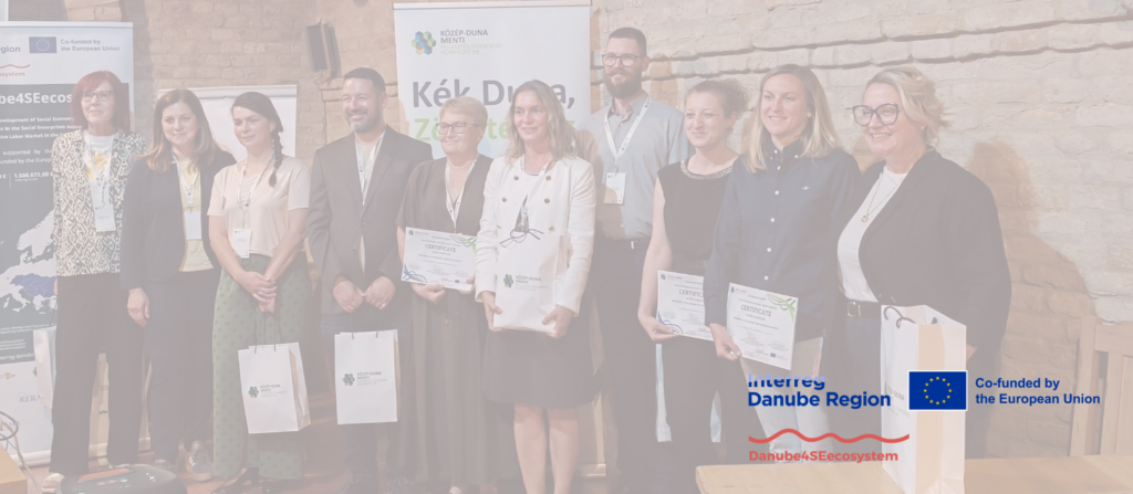Spoločná fotografia účastníkov Pitching Session na finálnej konferencii Danube4SEecosystem s certifikátmi a darčekovými taškami. V popredí logá projektu.