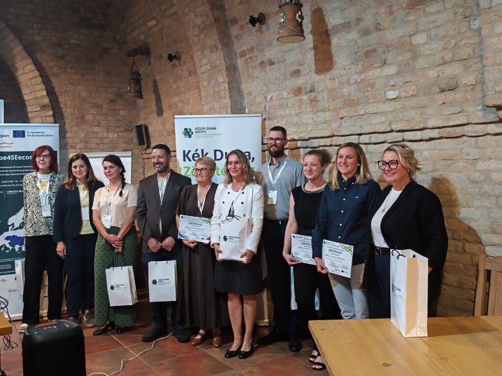 Spoločná fotografia účastníkov Pitching Session na finálnej konferencii Danube4SEecosystem s certifikátmi a darčekovými taškami.