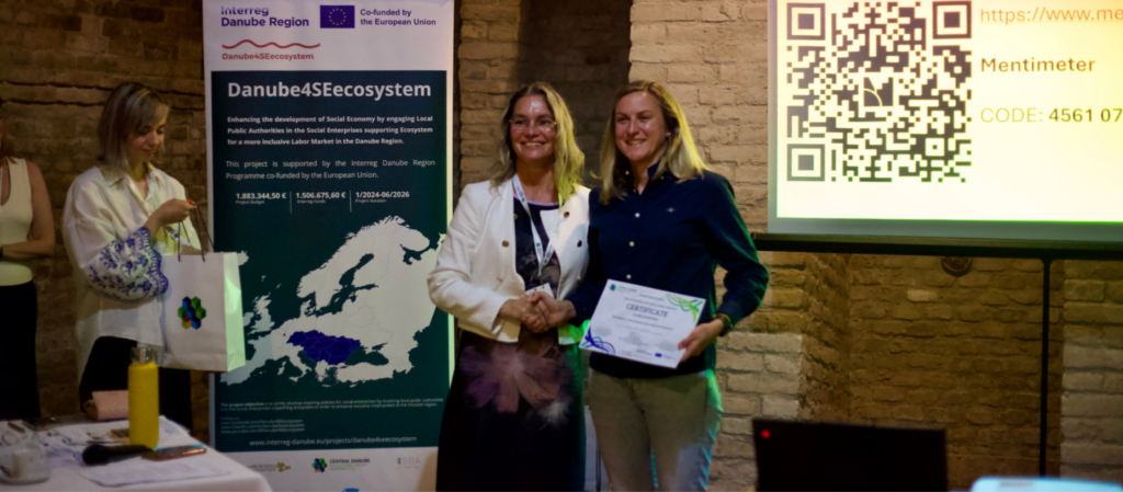 Izabela Michalčíková preberá certifikát počas záverečnej konferencie projektu Danube4SEecosystem.