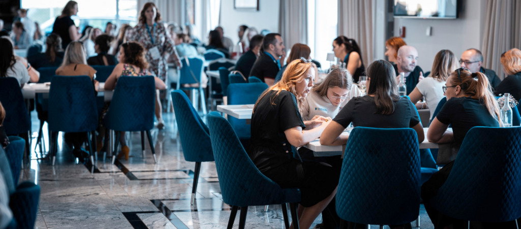 Účastníci workshopu diskutujú a networkujú v skupinách pri stoloch počas medzinárodného podujatia Danube4SEecosystem.