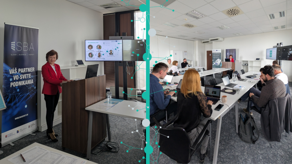 Manažérka projektu Alena Šranková prednáša za rečníckym pultom vedľa prezentácie tímu SBA. Účastníci workshopu sedia za stolmi usporiadanými do tvaru písmena U.