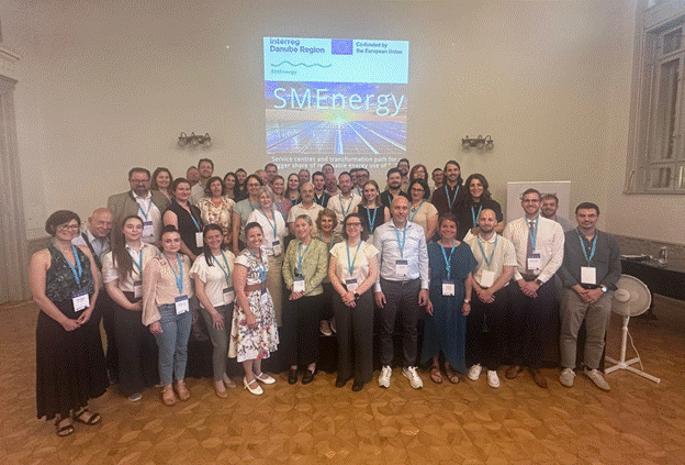 Konzorcium projektu SMEnergy a pozvaní zainteresovaní aktéri na záverečnej konferencii projektu, ktorá sa konala v júni 2026 v Budapešti