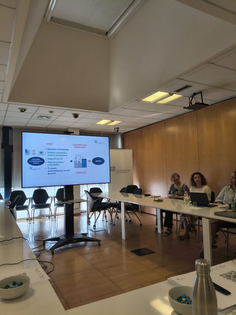 Miestnosť partnerského stretnutia a prezentácia hosťujúceho partnera CONFINDUSTRIA Veneto SIAV S. r. o.