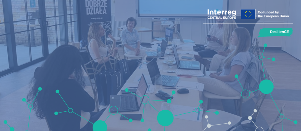 Účastníci medzinárodného tréningu mentorov projektu ResilienCE na prezenčnej časti tréningu mentorov v Poľsku